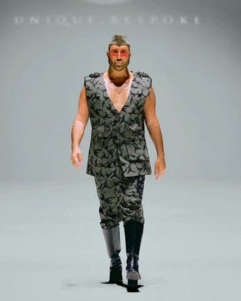 شاهد .. وديع النجار يتحول الى عارض الازياء ويخطف الانظار على المدرج - بالفيديو