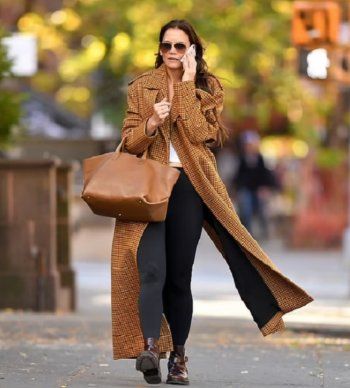 شاهد .. كاتي هولمز تتألق بإطلالة "خريفية" في نيويورك