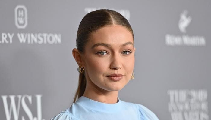 شاهد .. جيجي حديد تختار إطلالة بسيطة خلال افتتاح متجرها الجديد