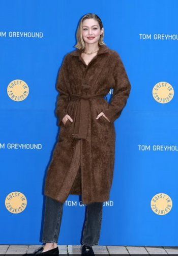 شاهد .. جيجي حديد تختار إطلالة بسيطة خلال افتتاح متجرها الجديد