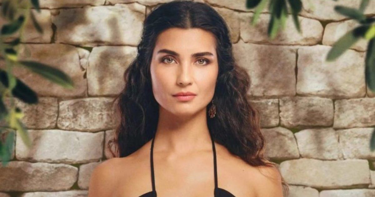 شاهد .. توبا بويوكستون ترقص في الشارع برفقة إبنتيها.. والشبه كبير بينهن