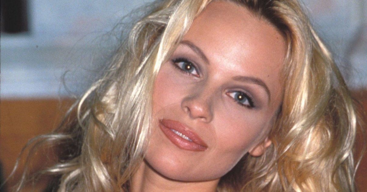 شاهد .. باميلا أندرسون تكشف أسباب ابتعادها عن هوليوود .. وتؤكد أنها ندمت على تقديم صورة سيئة عنها