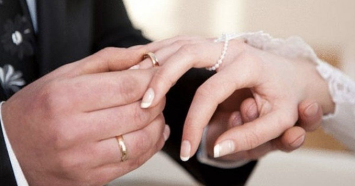 شاهد .. بالصور- ممثلة مصرية شهيرة تحتفل بعقد قرانها بشكل مفاجئ