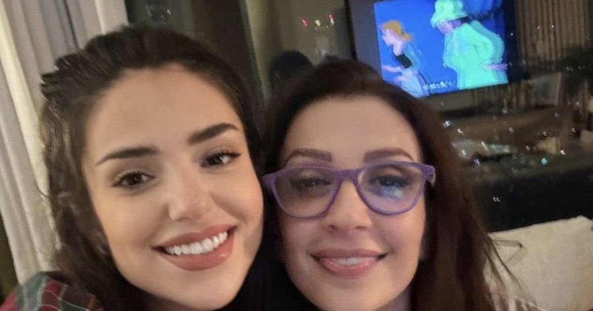 شاهد .. وفاء موصللي بصور عفوية ولذيذة للغاية برفقة إبنتها وقططهما