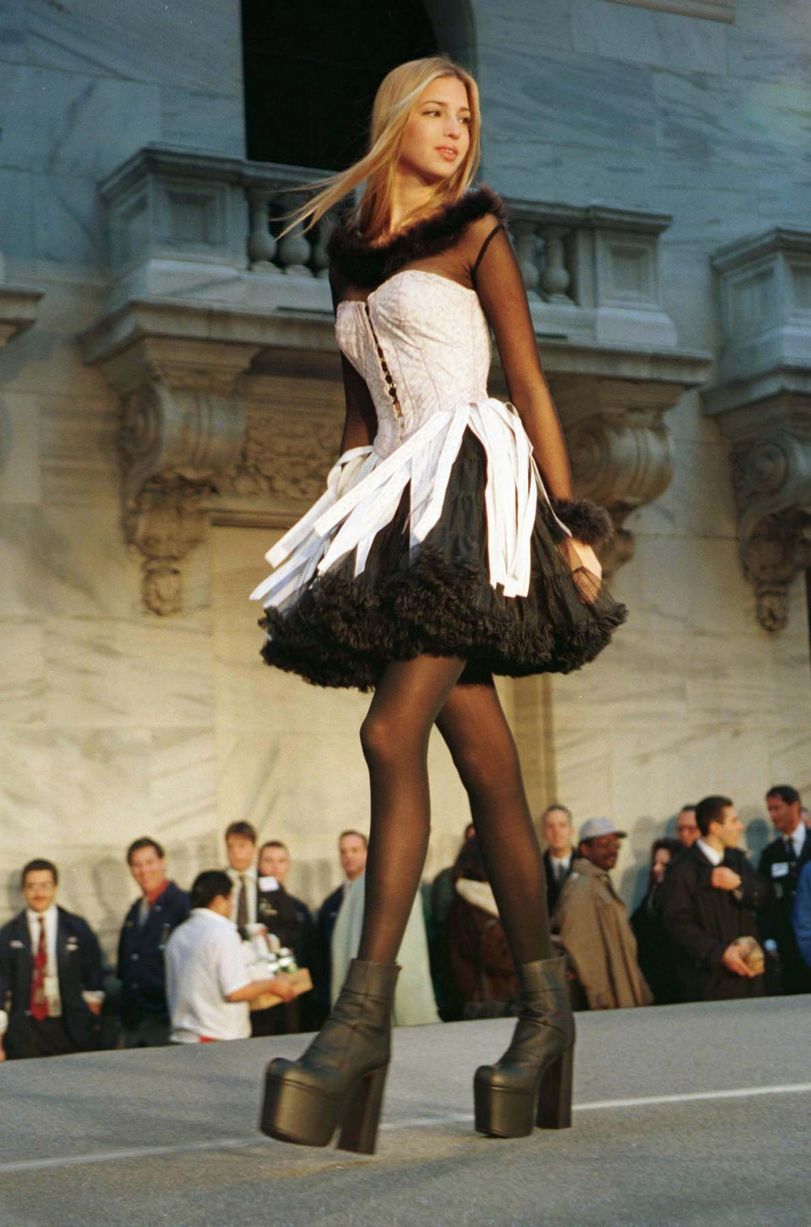 شاهد .. بالصور- إيفانكا ترامب أشهر عارضة أزياء في التسعينيات بعمر المراهقة