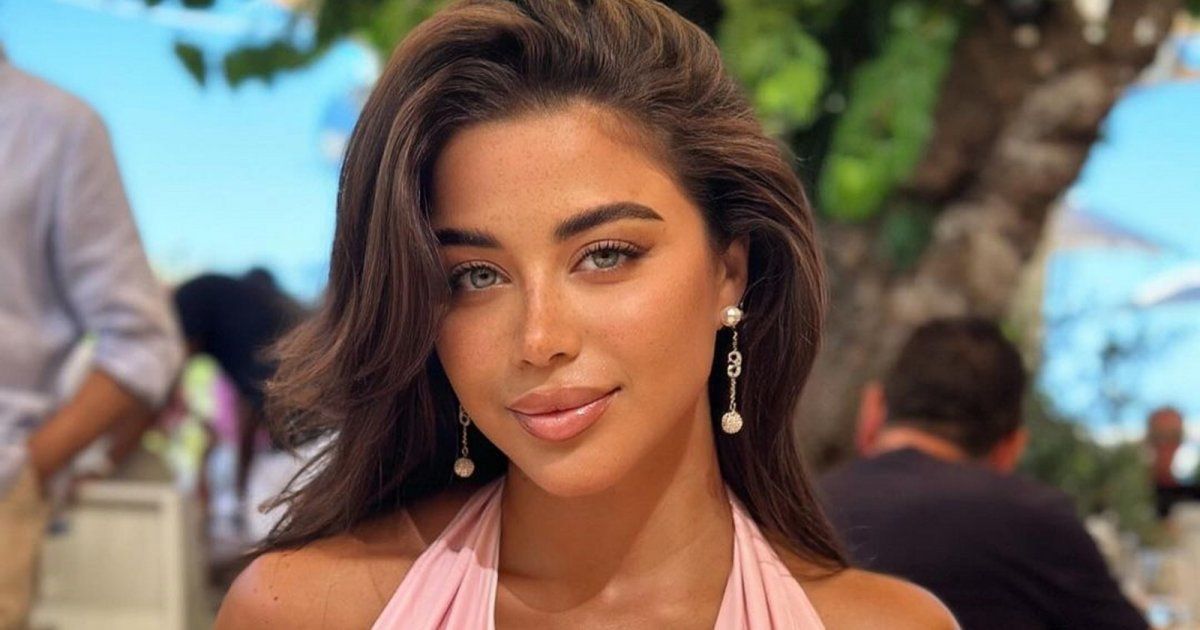 شاهد .. بالصور- باللون الأحمر.. يارا السكري تتألق بإطلالة ضيقة مميزة