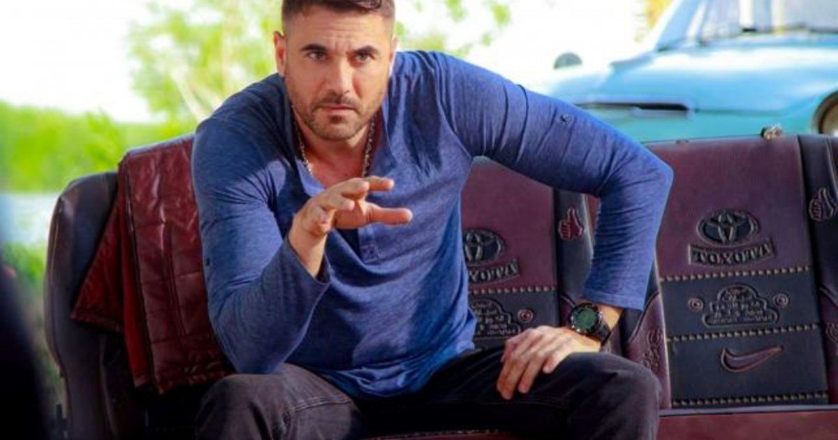 شاهد .. أحمد عز يرد بأسلوب ساخر على سؤال سبب تأخره بالزواج