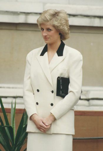 شاهد .. حقيبة يد جينيفر لوبيز تلفت الأنظار.. وإطلالتها مستوحاة من الأميرة ديانا