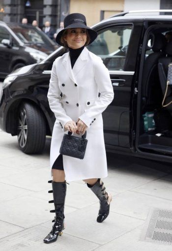 شاهد .. حقيبة يد جينيفر لوبيز تلفت الأنظار.. وإطلالتها مستوحاة من الأميرة ديانا