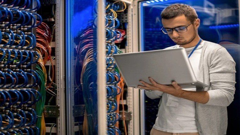 روسيا تطور جهاز كمبيوتر يعمل بسرعة الضوء