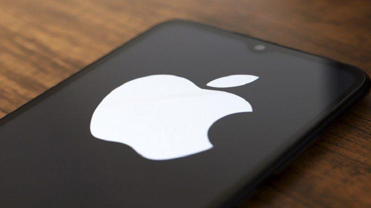 دعوى قضائية تتهم "آبل" بالتجسس على هواتف موظفيها وبياناتهم الشخصية