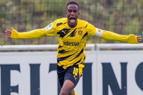 بعد فضيحته العمرية | من هو نجم بوروسيا دورتموند الفرنسي "يوسف موكوكو" وما هو عمره الحقيقي؟