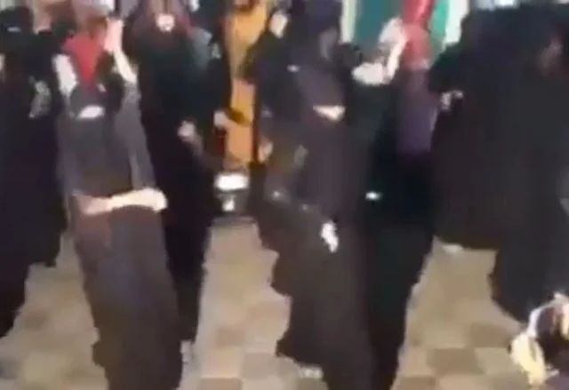 تسريب فيديو لسيدات منقبات بوصلة رقص في الصحراء بطريقة مثيرة للغاية وبحركات جريئة (فيديو)