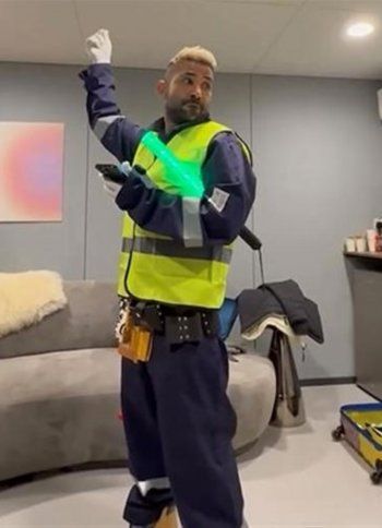 شاهد .. أحمد سعد يثير الجدل بإطلالة "مهندس البناء" الفريدة.. تصميم نادر وسعر خيالي