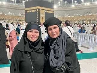 يسرا والهام شاهين يؤديان مناسك العمرة على هامش مهرجان البحر الاحمر السينمائى