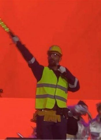 شاهد .. أحمد سعد يثير الجدل بإطلالة "مهندس البناء" الفريدة.. تصميم نادر وسعر خيالي