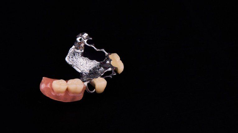 ثورة طبية.. علاج ياباني جديد بديلا لأطقم الأسنان والغرسات التقليدية