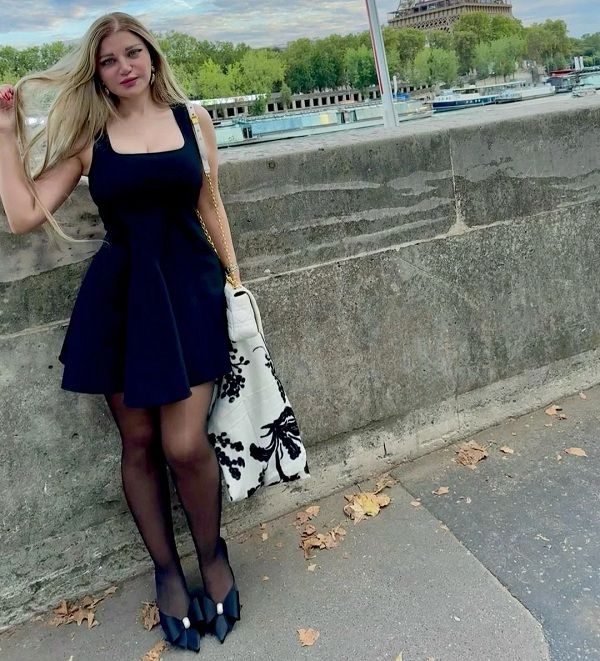 الإعلامية ياسمين الخطيب تهيج الشباب بفستان قصير وتستعرض منطقة حساسة من جسدها (صور)