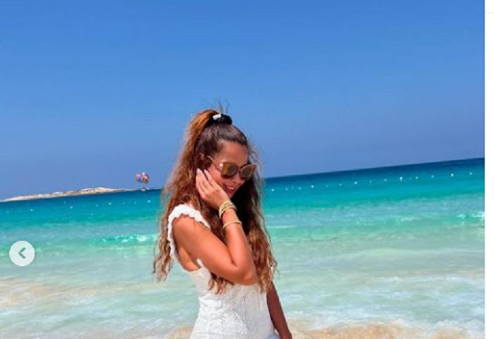 الفنانة داليا مصطفى تخطف الأنظار بفستان قصير يكشف كل ما تحته (صور)