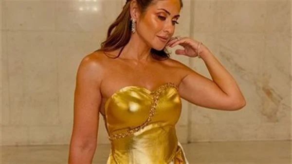 الفنانة هيدي كرم تهيج الشباب بفستان مكشوف وتستعرض منطقة حساسة من جسدها (صور)