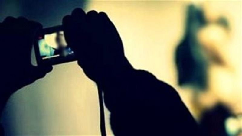 الأجهزة الأمنية تضبط عامل يصور زميلاته أثناء تبديل ملابسهن داخل محل (صور)