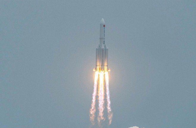 الصين تطلق صاروخا حاملا يرسل أقمارا اصطناعية من البحر