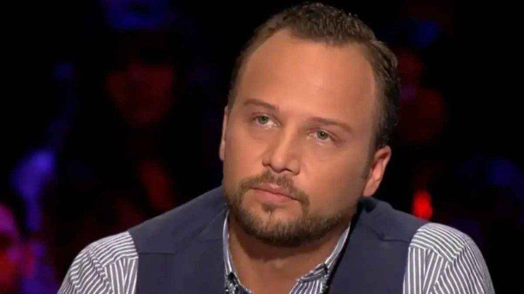 بالفيديو.. اتفرج مكسيم خليل يزور قبر والدته للمرة الأولى