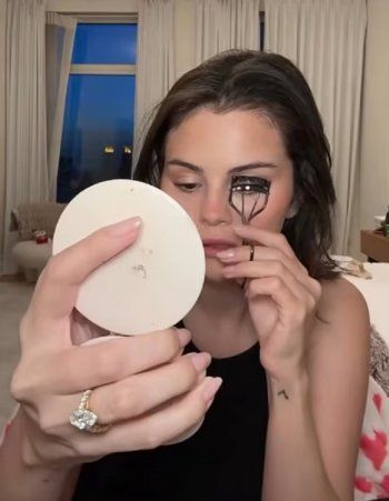 شاهد .. سيلينا غوميز تتباهى بخاتم خطوبتها .. سعره باهظ جداً