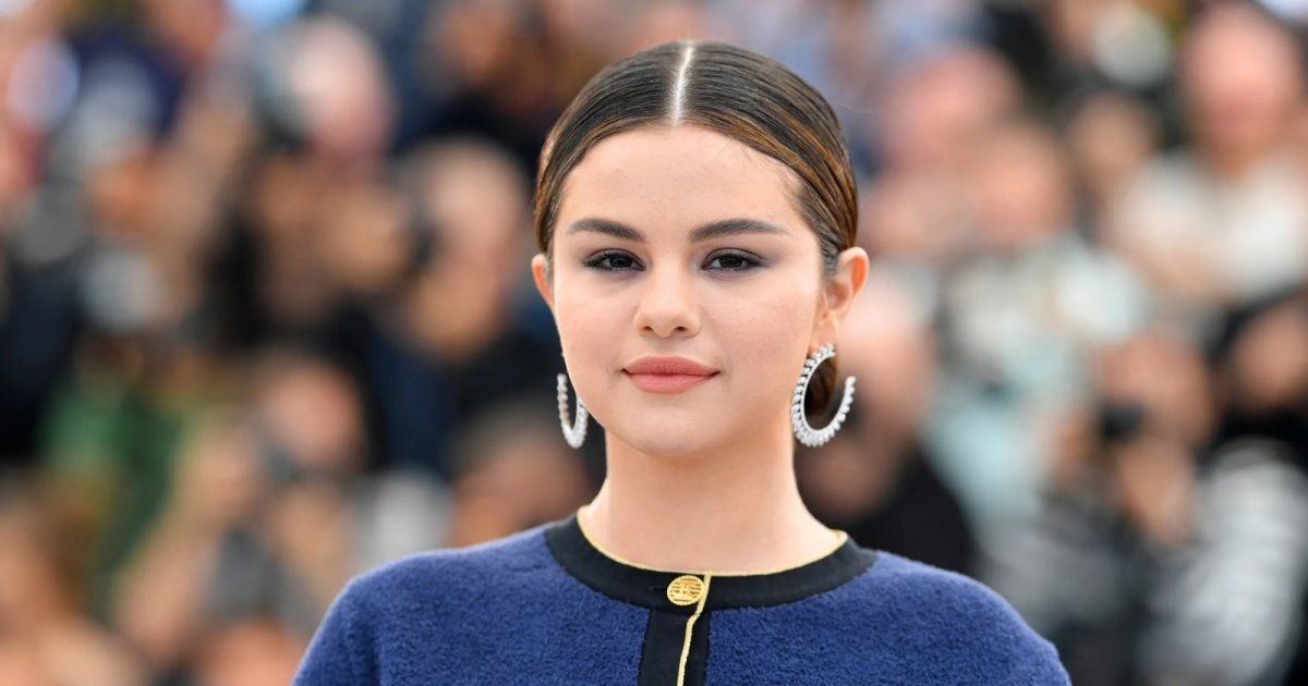 شاهد .. سيلينا غوميز تتباهى بخاتم خطوبتها .. سعره باهظ جداً