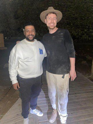 الفنان المصري محمد جمعة برفقة اليوتيوبر الشهير «مستر بيست» أثناء زيارته للأهرامات.. ما القصة؟