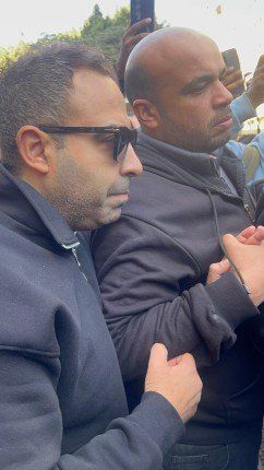 بالصور.. انهيار الفنان محمد عدوية أثناء تشييع جثمان والده أسطورة الأغنية الشعبية