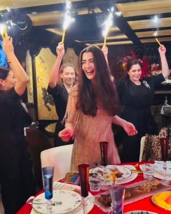 شاهد .. روان بن حسين تخطـ ـف الأنظار بإطلالة براقة بالذهبي بعيد ميلادها