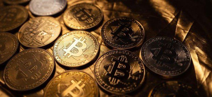 العملات الرقمية تفتتح 2025 على ارتفاع جماعي بقيادة «بيتكوين».. ما الأسباب والتفاصيل؟