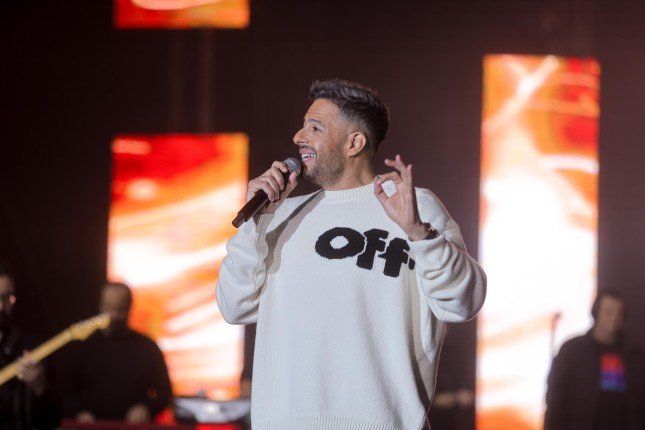 النجم المصري محمد حماقي يشعل أبوظبي خلال احتفالية ليلة رأس السنة 2025