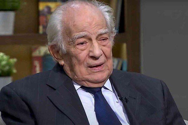 الفنان القدير رشوان توفيق يطمئن جمهوره على صحته