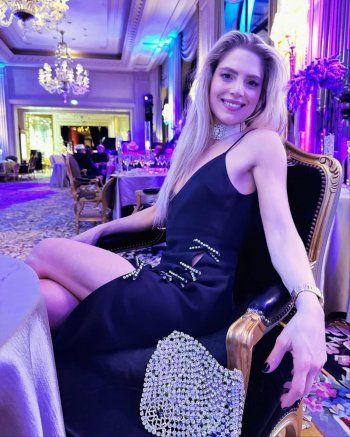 شاهد .. كريستينا صعب تخطـ ـف الأنظار بإطلالتها بفستان من إيلي صعب