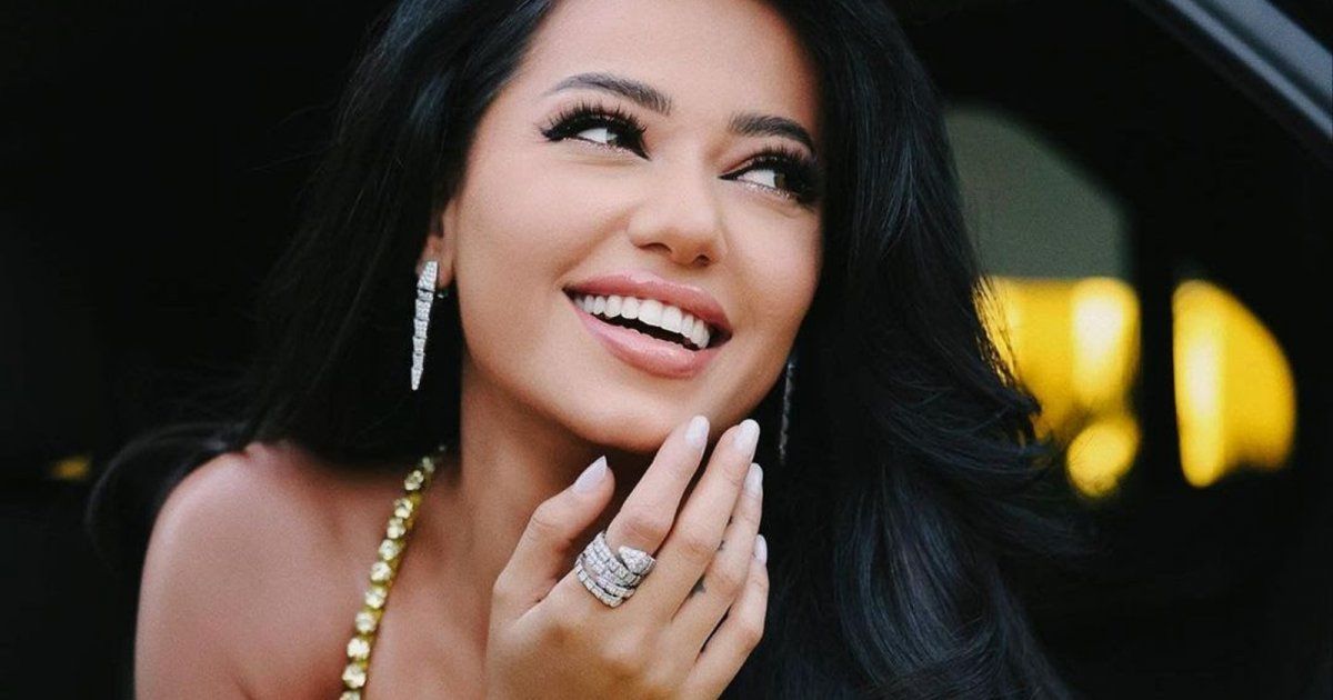 شاهد .. رحمة رياض تتألق بالأخضر اللامع.. وهكذا نسقت فستانها