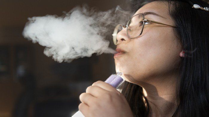 5 أضرار قاتلة للتدخين الإلكتروني على صحة المراهقين