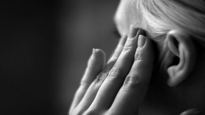 عادات يومية قد تكون وراء الإصابة بالصداع النصفي.. تعرف عليها