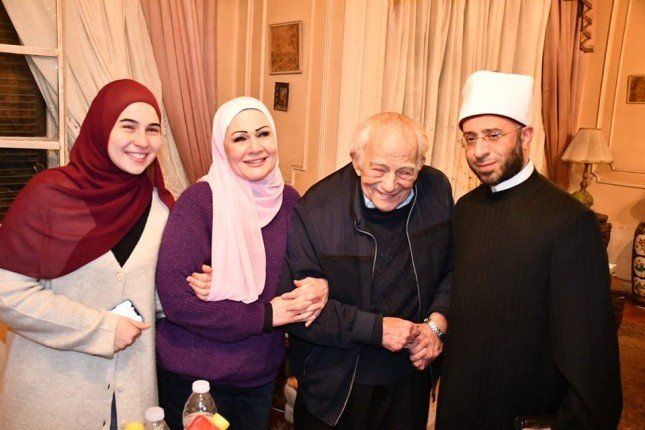 لفتة إنسانية كريمة.. وزير الأوقاف المصري يزور فنان الأجيال رشوان توفيق
