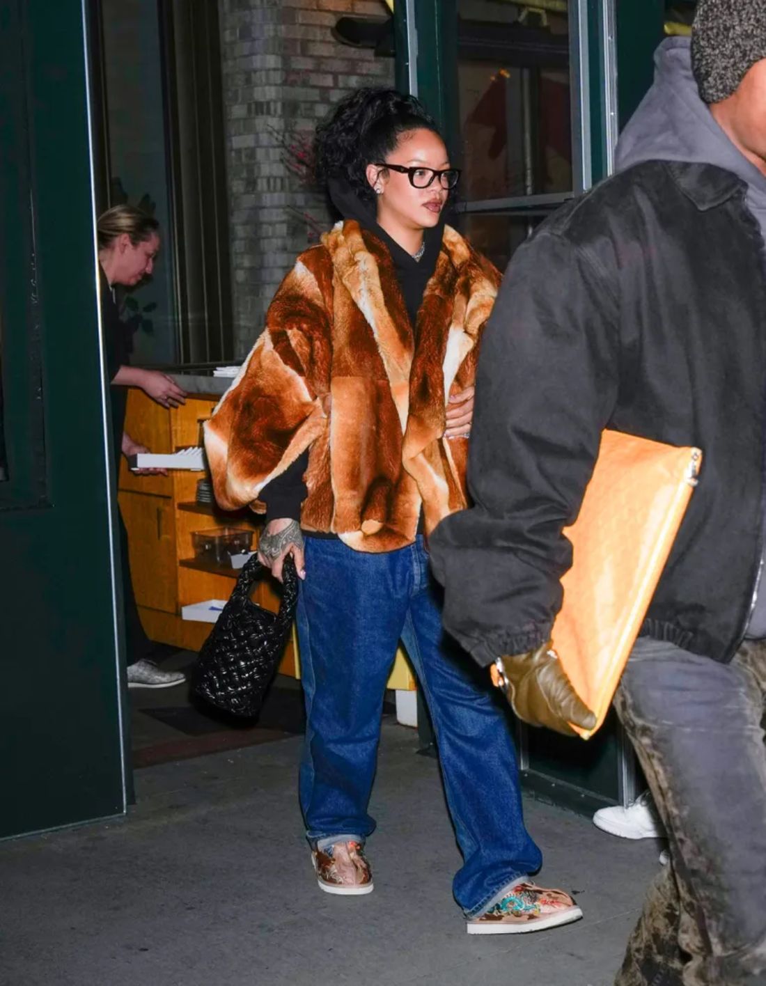 شاهد .. ريهانا تجمع بين البساطة والرقي في إطلالتها الأخيرة