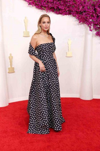 شاهد .. فلاش باك - إيلي صعب أبدع بفستان سيلين ديون في دبي وأزياء سيلينا غوميز وناعومي كامبل وبيلا حديد كانت صرعة الموسم بالموضة