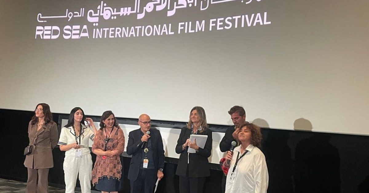 شاهد .. خاص وبالفيديو - زينة صفير تروي كيف ألهمها " إبنة السفير " لعمل وثائقي