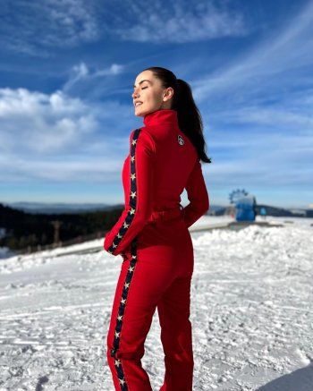 شاهد .. تألقي على طريقة النجمات بإطلالات رائعة على الثلج