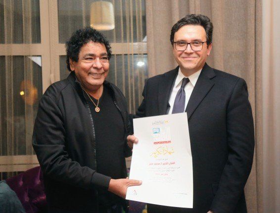 وزير الثقافة المصري يكرم الكينج محمد منير في منزله بسبب أزمته الصحية (صور)