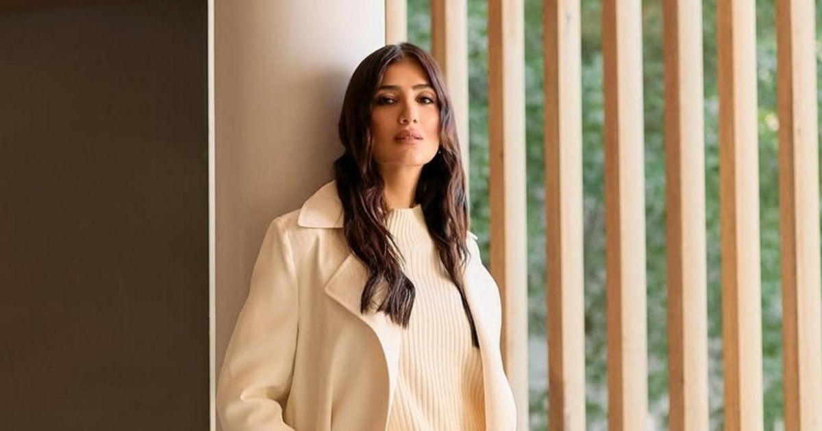 شاهد .. إطلالة بالغة الأناقة لـ مي عمر.. وهذه تفاصيلها وسعرها