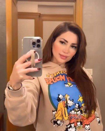 النجمة السورية نسرين طافش بإطلالة شبابية عفوية.. "تي شيرت ميكي ماوس يثير الإعجاب" «صور»