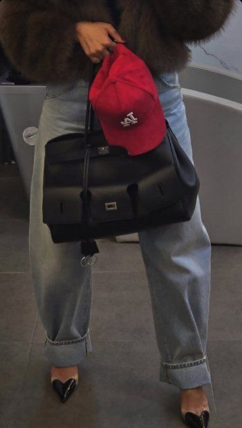 شاهد .. بالصور- نور الغندور تخطف الانظار بالكاجوال الشتوي..وسعر حقيبة يدها من Balenciaga سيفاجئكم