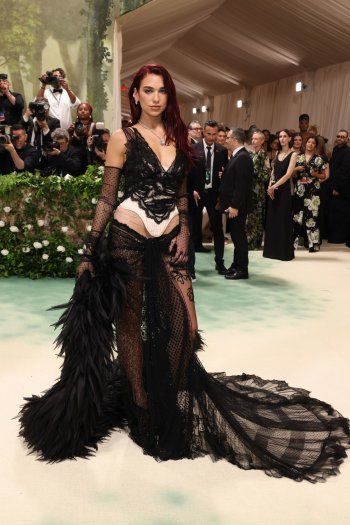 شاهد .. فلاش باك - إيلي صعب أبدع بفستان سيلين ديون في دبي وأزياء سيلينا غوميز وناعومي كامبل وبيلا حديد كانت صرعة الموسم بالموضة