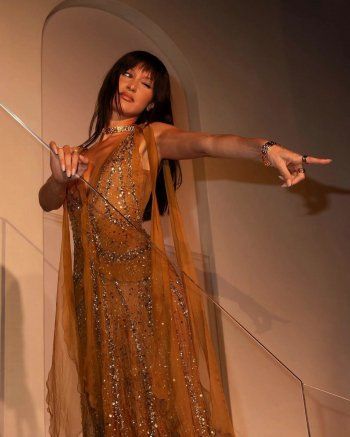 شاهد .. فلاش باك - إيلي صعب أبدع بفستان سيلين ديون في دبي وأزياء سيلينا غوميز وناعومي كامبل وبيلا حديد كانت صرعة الموسم بالموضة